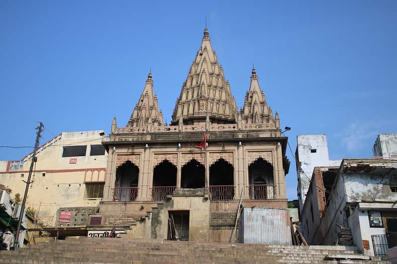 Pipal tree and the shrine at the Assi sangam