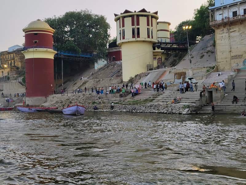 Fishermen and dhobis at work on the Bhadaini bank