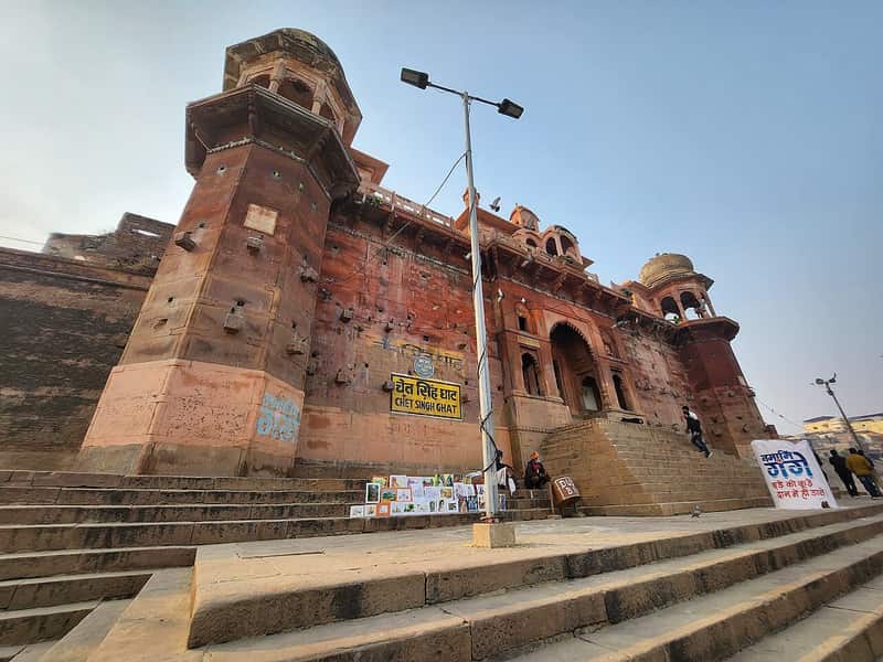 A boat tour passing the ghats near Chet Singh Fort