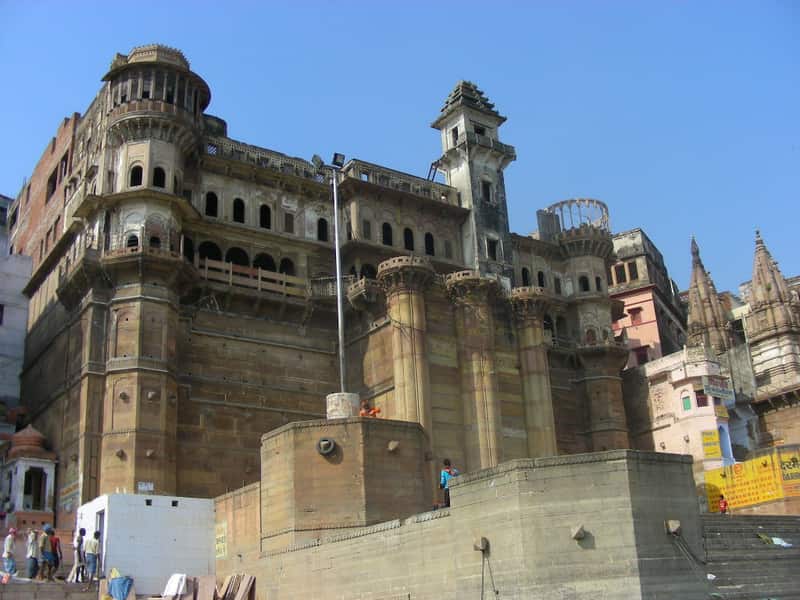 Narrow lanes and old houses behind the ghat