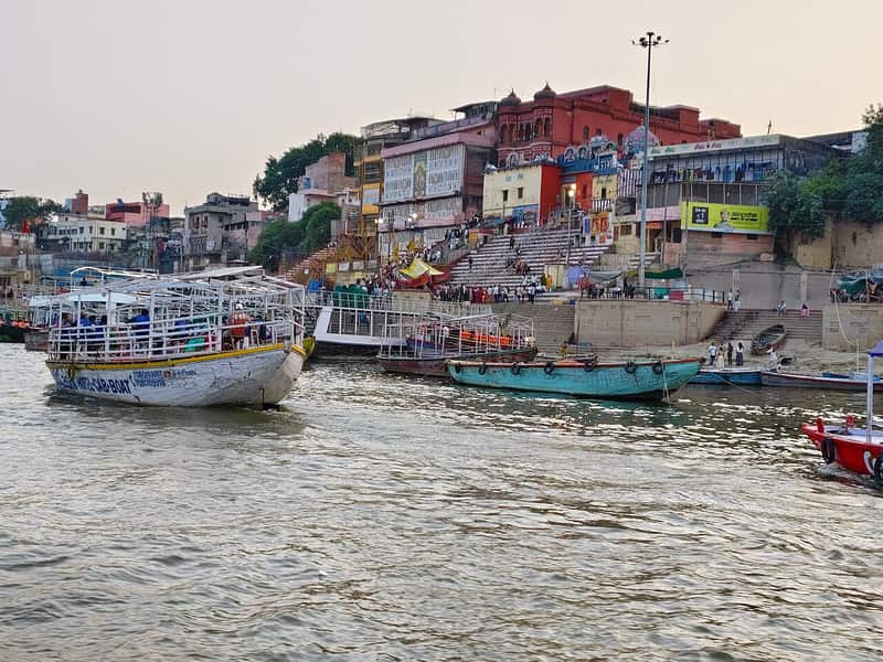 Pilgrims bathing at the waterline of Kedar Ghat