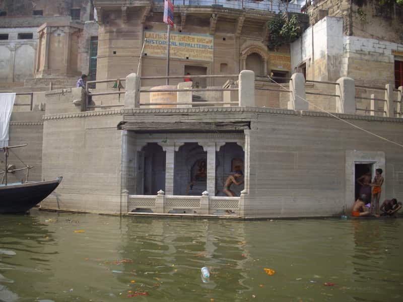 The white Rana palace facade above Lalita Ghat