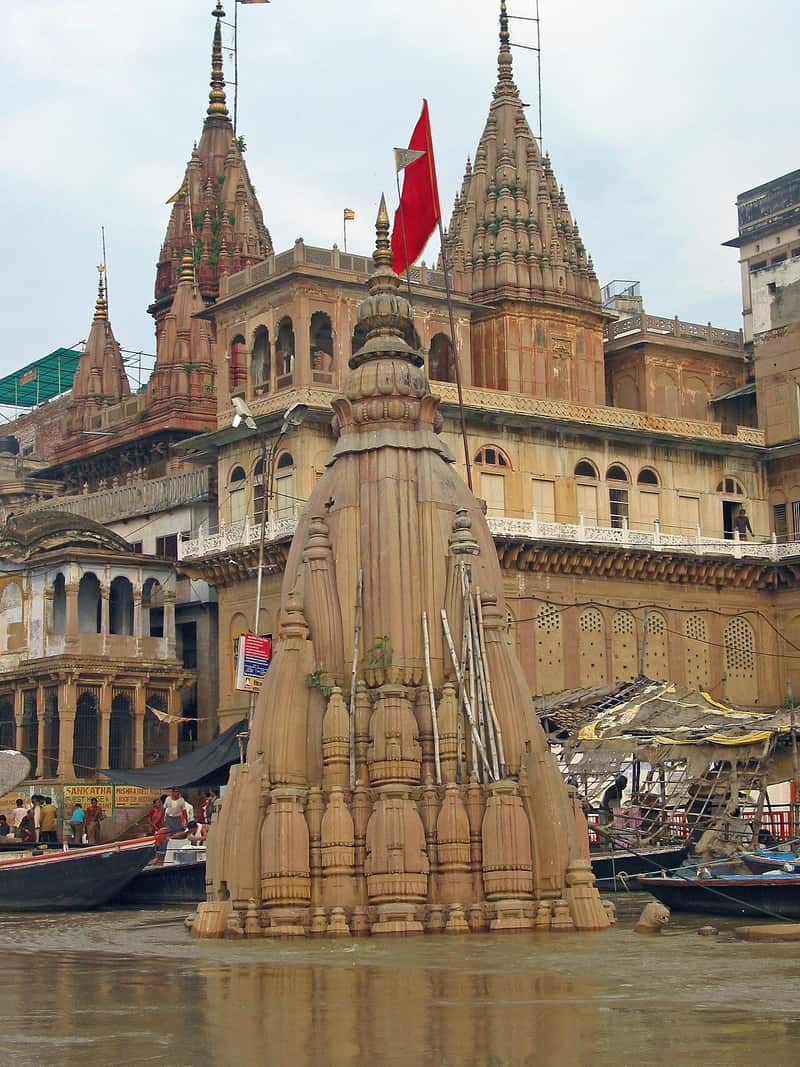 The lanes of Manikarnika with the Dom quarters nearby