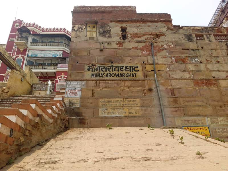 The Mansarovar water tank ringed by steps at the head of the ghat