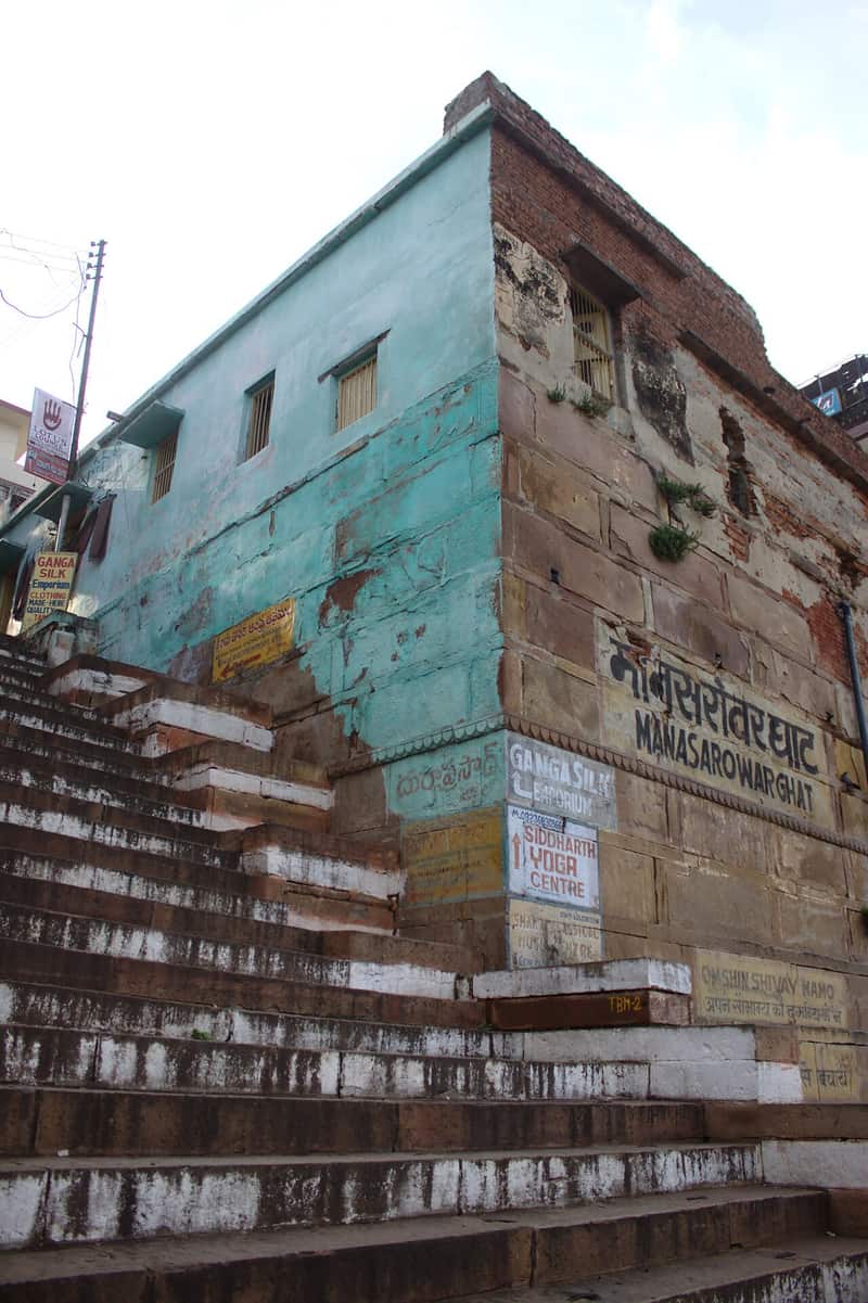 Narrow lane of the mohalla behind Mansarovar Ghat