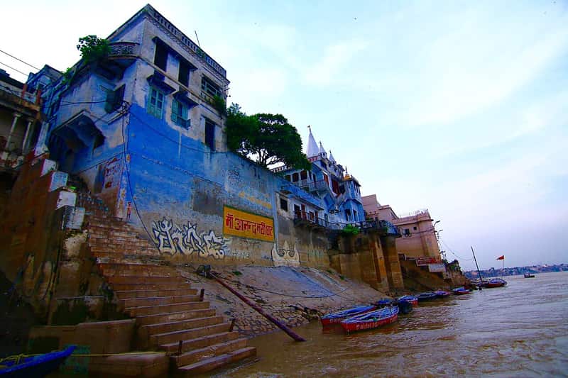 Devotees meditating on the quiet upper steps of the ghat