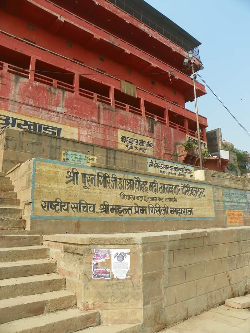 View along the riverfront showing the neighbouring Hanuman and Dandi ghats