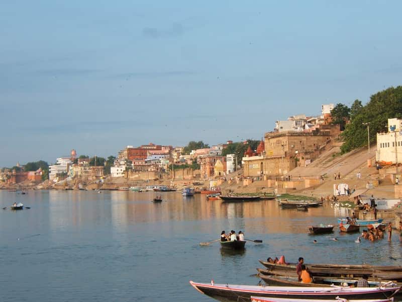 The wide road leading down to Raja Ghat