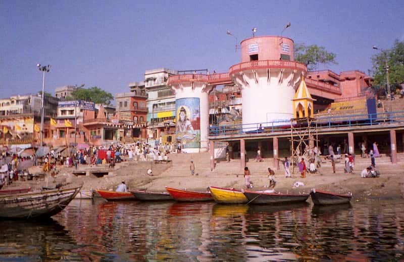 Pind daan offerings placed on the riverside platform