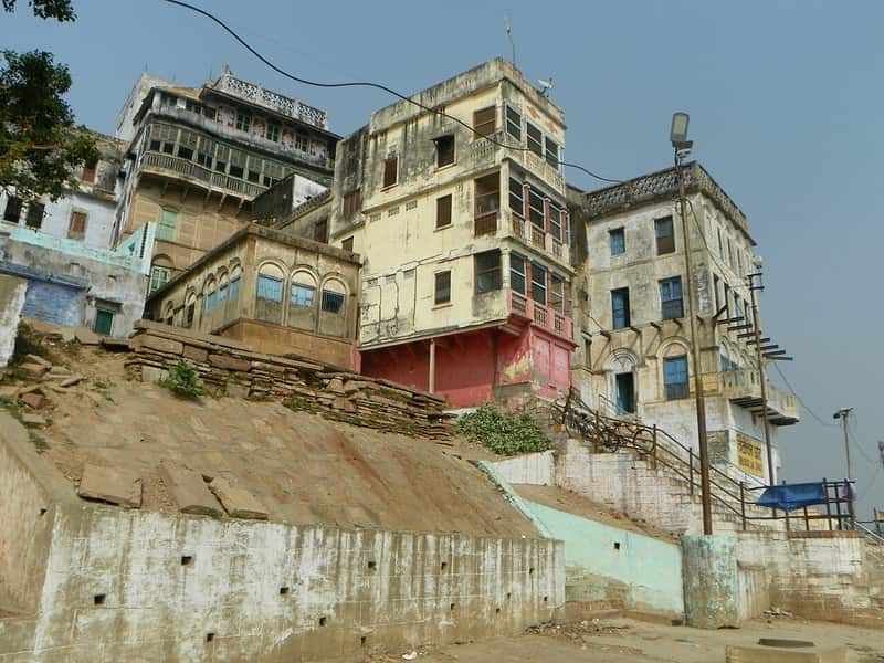 Lanes and old houses behind the ghat