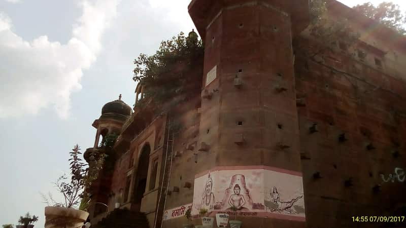 Heritage buildings and the ancient well near Tulsi Ghat
