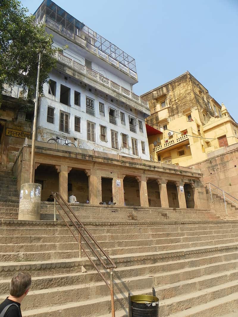 The old palatial facades above the steps of Tulsi Ghat